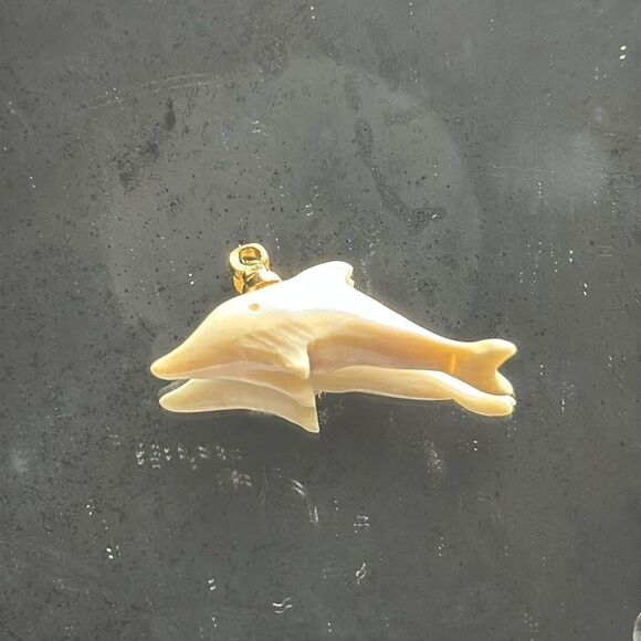 Vintage small carved bone dolphin pendant - Picture 3 of 5